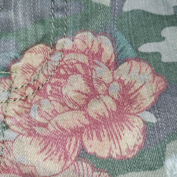 One 5 One | Distressed Camo Floral Jean Shorts Womens Size 12 - Picture 3 of 4